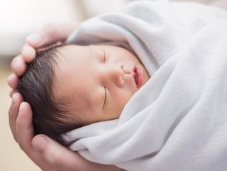 Afbeelding van een pasgeboren baby met<br />
Erbse parese