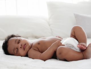 afbeelding van een baby met een aangeboren navelbreuk
