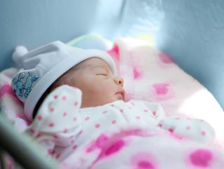 Afbeelding van een pasgeboren meisje met het xxx-syndroom