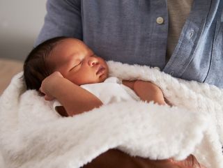 Afbeelding van een baby met een aangeboren middenrifbreuk