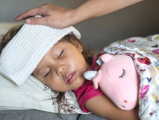 Afbeelding van een jong meisje in diepe slaap na een koortsstuip aanval.